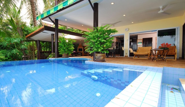 Superb Beachfront Villa with private Pool & Jacuzzi in tropical garden.