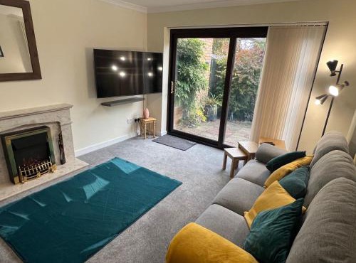 Superb Comfy 2 Bed House, Responsive & Caring Hosts Free WiFi & Parking, Close to MK Centre, Train Station, Santander, Network Rail by Webbhill Stays