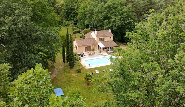 Superb farmhouse, 2 ha enclosed park, grand piano, swimming pool, sauna, spa, fresh house