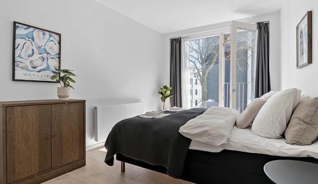 Superb First-Floor Mid Town Apartment