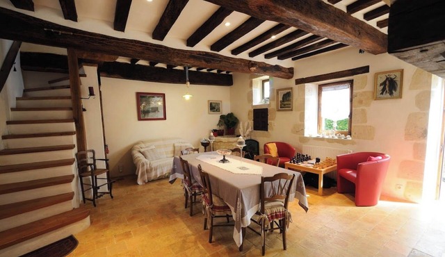 Superb percheronne house surrounded by greenery. the fireplace will warm you up.