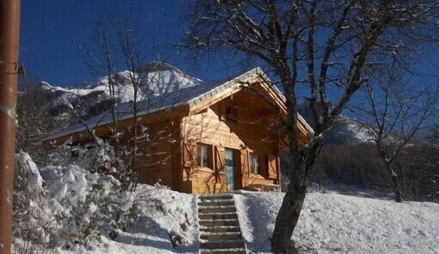 Superb solid wood chalet near the slopes and the park