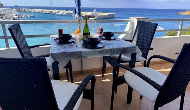 Superb Front Line Apartment with fantastic sea views