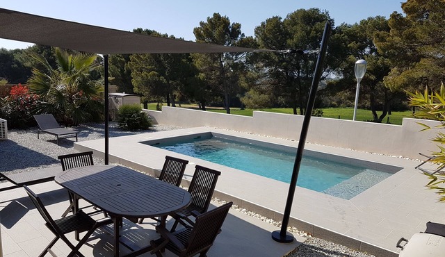 Superb house overlooking the golf course, heated pool, 600 m from the center of Cap d'Agde