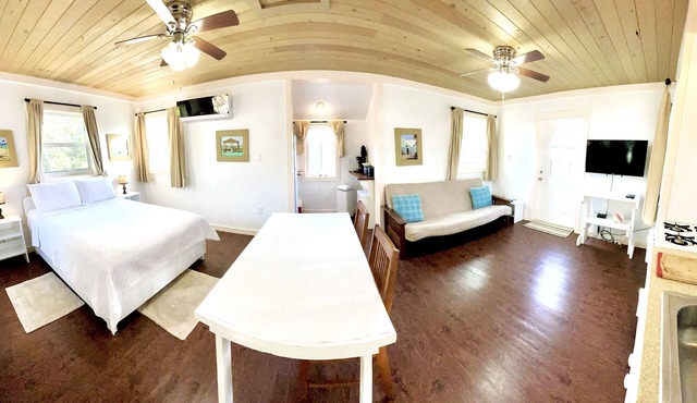 Superb Location/Walk to Beaches-Bars- Restaurants/AC/Bahamian Owned.