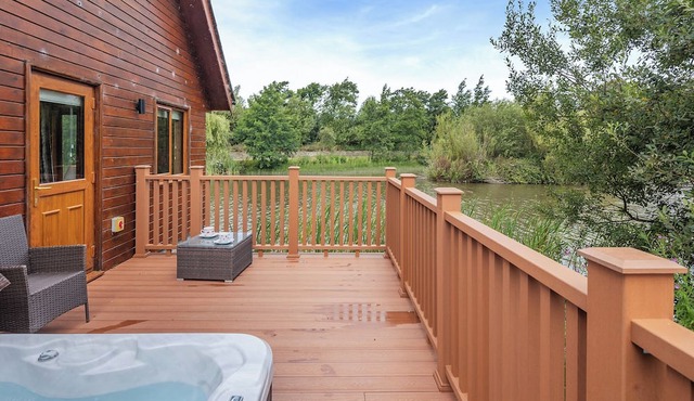 Superb lodge perched on the lake, perfect for romantic breaks.