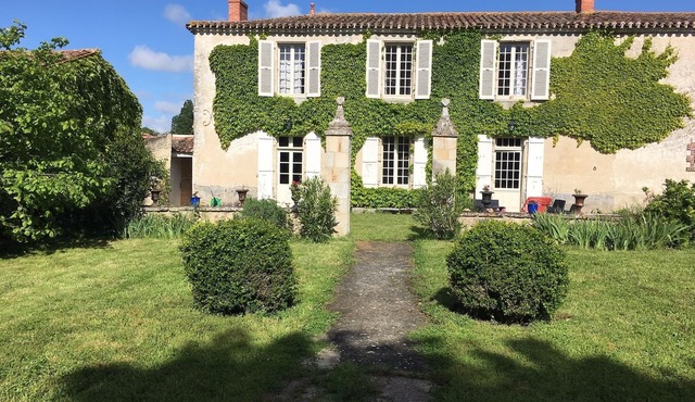 Superb Maison de Maître, close to the beach, 9 bedrooms, enclosed garden, 4 parking spaces