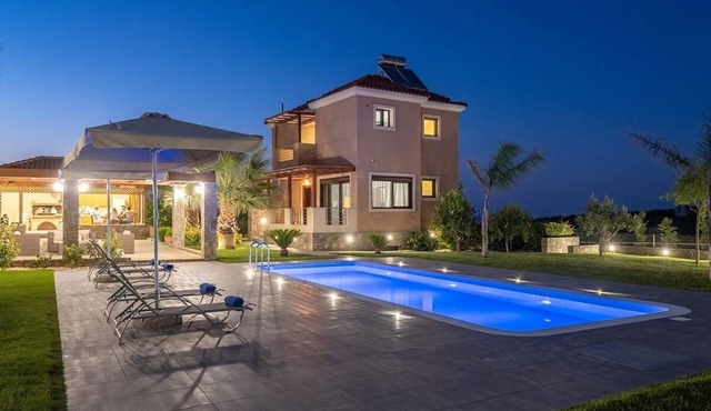 Superb Modern Villa, A/C, Gym, Private Pool, BBQ House, Sea Views - 15mins from Heraklion & Beaches!