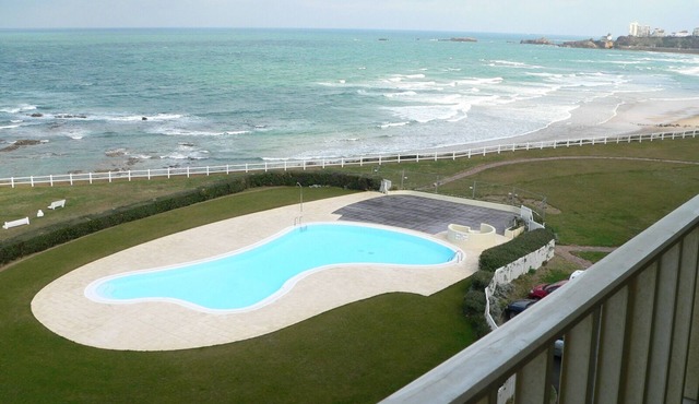 Superb oceanfront apartment with pool and tennis court