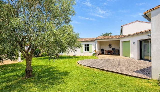 Superb quiet villa, close to beaches and shops