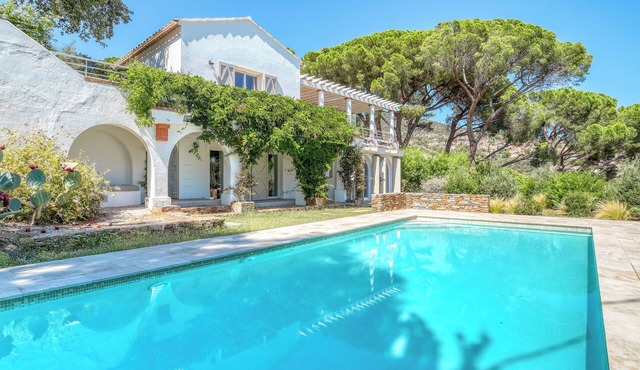 Superb villa with sea view, swimming pool and landscaped garden