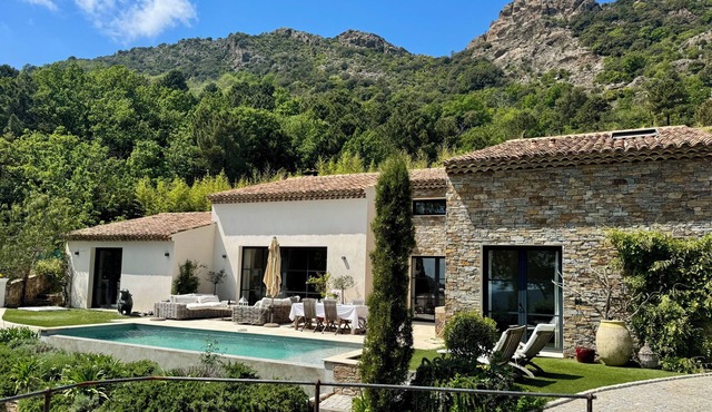 Superb villa with pool between sea and mountains, Golfe de St Tropez, 6 pers