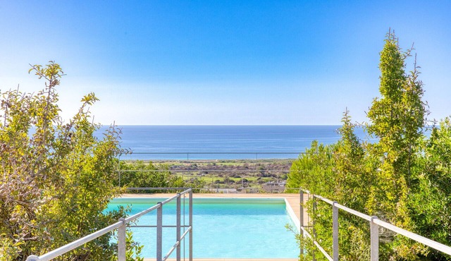 Superb villa with pool and 180° sea view