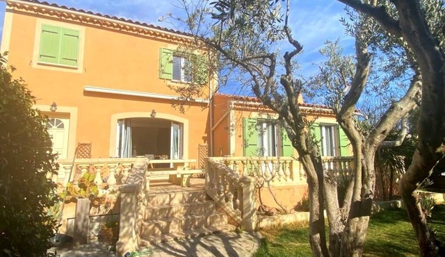 Superb villa with pool and garden near St Remy de Provence