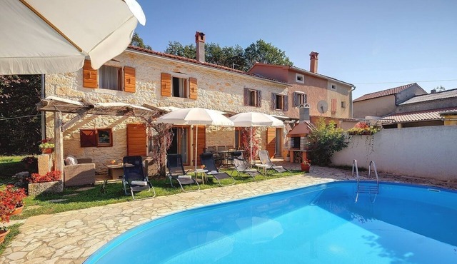 Superb villa with private pool, pets allowed