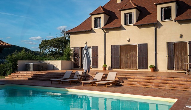 Superb villa with private pool on the banks of the Dordogne
