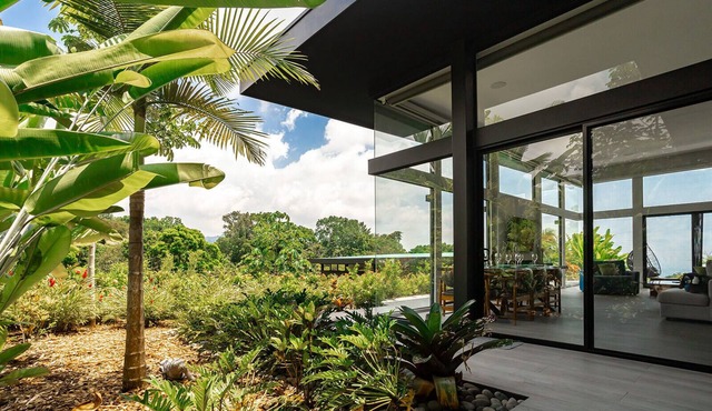Superhost Luxury Villa+2 guesthouses-5 Bdr/5.5 bath on 4acres with 2 pools & gym