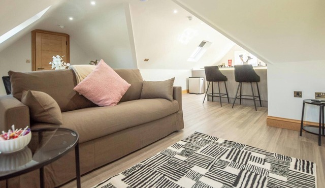 Superior 3-Bed, 2-Bath Duplex with Parking