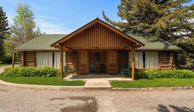 Superior Kitchen cabins with King bed, overlook of lush Bear Creek Meadow