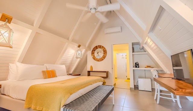 Superior private cabina with tropical shower