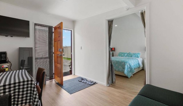 Superking-bed granny flat/free wifi & parking - self check in