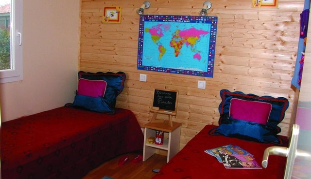 Surface area : about 34 m². Living room. Bedroom with double bed. Bedroom with 2 single beds
