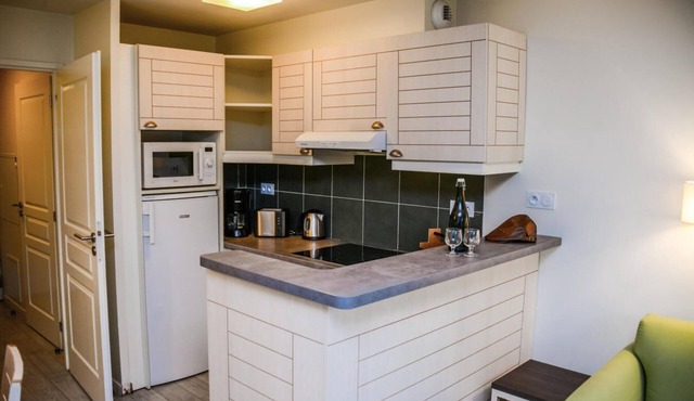 Surface area : about 40 m². Level 0 : Living room with bed-settee. Kitchen with coffee machine