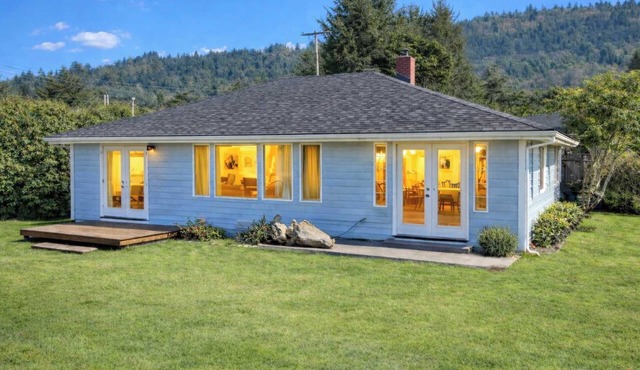 Surfside Beach House near Ancient Redwoods
