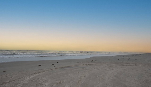 Surfside Christmas Bay access, walk to beach & backyard fishing