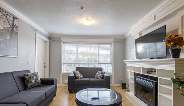 SURREY⭐️3 BED CONDO⭐️ BALCONY VIEW⭐️INDOOR PARKING