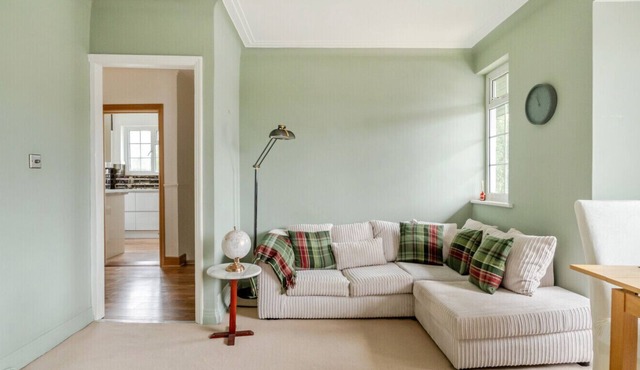Surrey's Charming Modern Maisonette with Parking - Pass the Keys