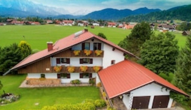 Surrounded by meadows, panoramic view, sunny balconies, quiet central location