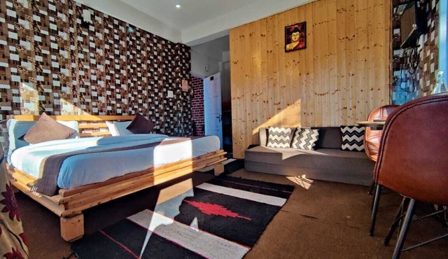 Surrounded by Mountains Deluxe Room- King size bed