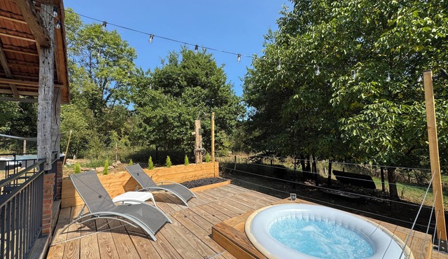Surrounded by nature, private garden and jacuzzi. Pets welcome!