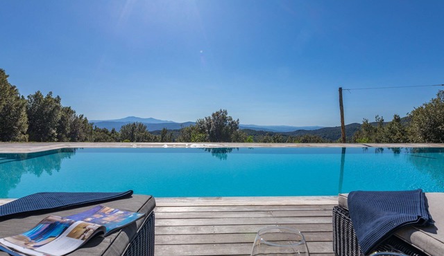 Surrounded by the verdant Tuscan countryside, a charming independent villa for 10 with a garden and