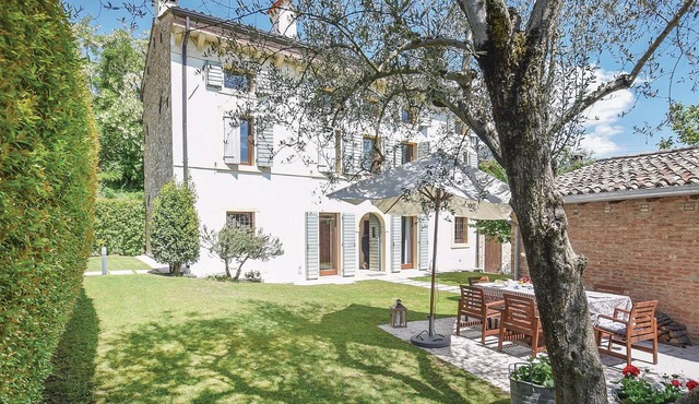 Surrounded by vineyards and olive trees, about 3 km from Lazise and Lake Garda, this terraced house