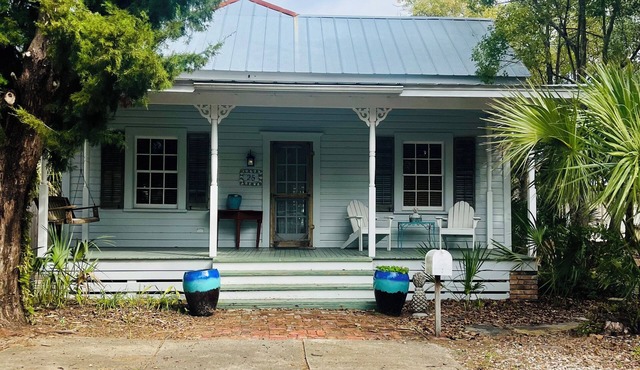 Sutton Place: Downtown Apalachicola Cottage