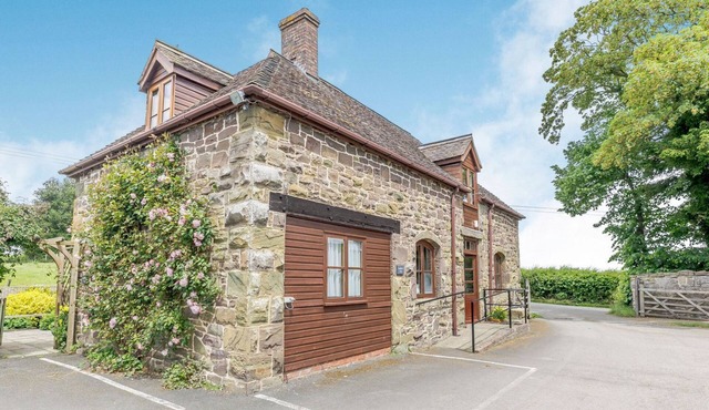 SWALLOW'S NEST, pet friendly, with a garden in Craven Arms