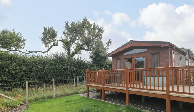 SWALLOWS LODGE, pet friendly, character holiday cottage in Cranmore