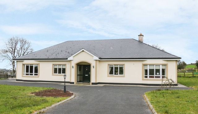 SWALLOWS NEST, family friendly in Aughnacliffe, County Longford