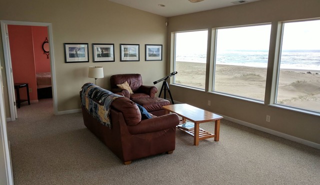 Sweeping ocean views on two levels, spacious oceanfront house! Fiber Internet.