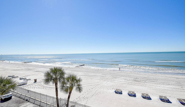 Sweeping views from this 3 bed/2bath condo