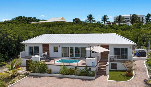 Sweet Charming Escape 2-bedroom house with Private Pool