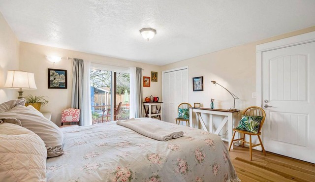 Sweet Dreams Private Entrance, 5 blocks, Walk/Ride to River