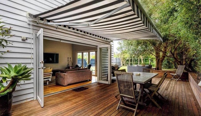 SWEET ROSE COTTAGE, WALK TO SORRENTO BEACH FORESHORE, SUPERB LOCATION!