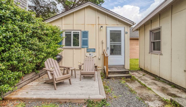 Sweet Studio Cottage with Deck close to Beach and Downtown