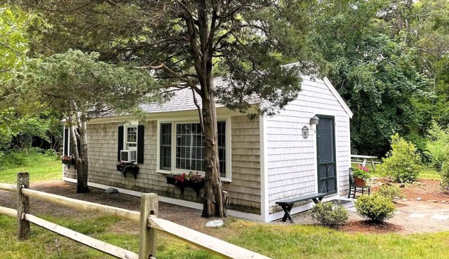 Sweetbriar ~ Charming Cape Cottage ~ Dog-Friendly!
