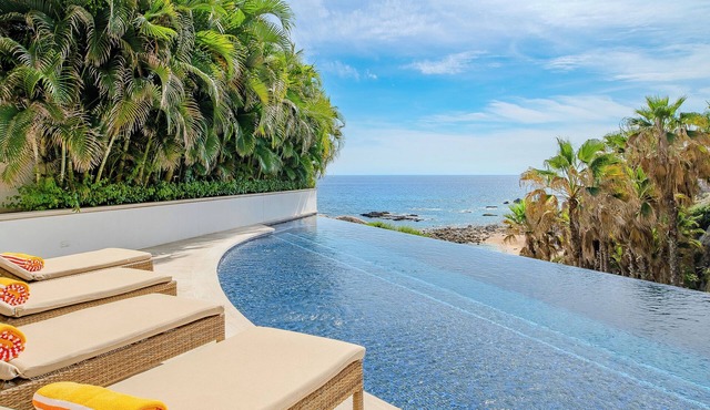 Swimmable Beachfront Luxury Villa w/Heated Pool, Spa & Game Room in Cabo Bello