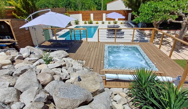 Swimming pool & Jacuzzi at the foot of the mountains.