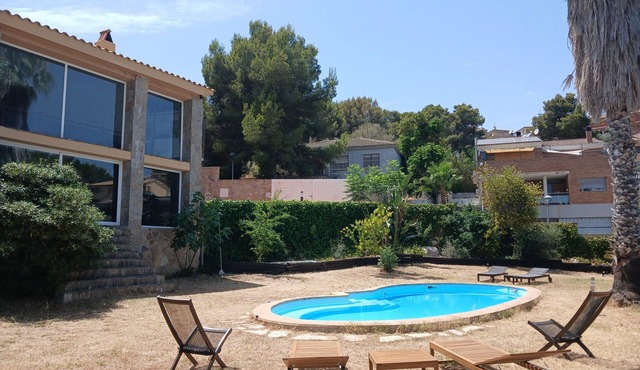 Swimming pool and private garden 4 min. from the beach, mountain walks, Port Aventura.